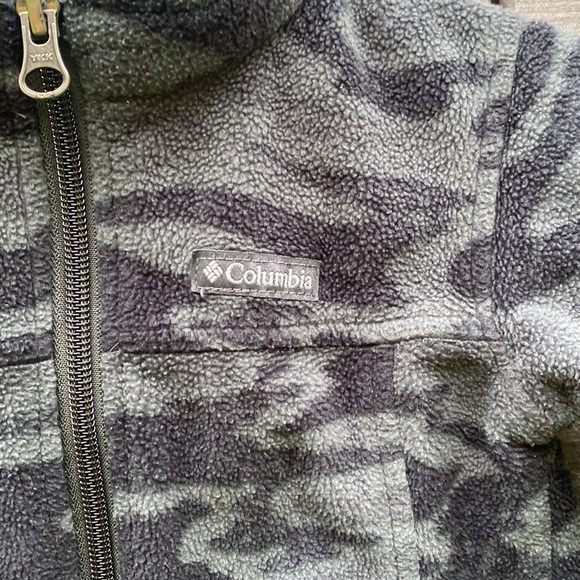 Boy’s Black Camo Columbia Fleece Zip Up Size 18-24 - Picture 3 of 6